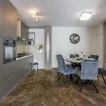 Paula Apartman *
